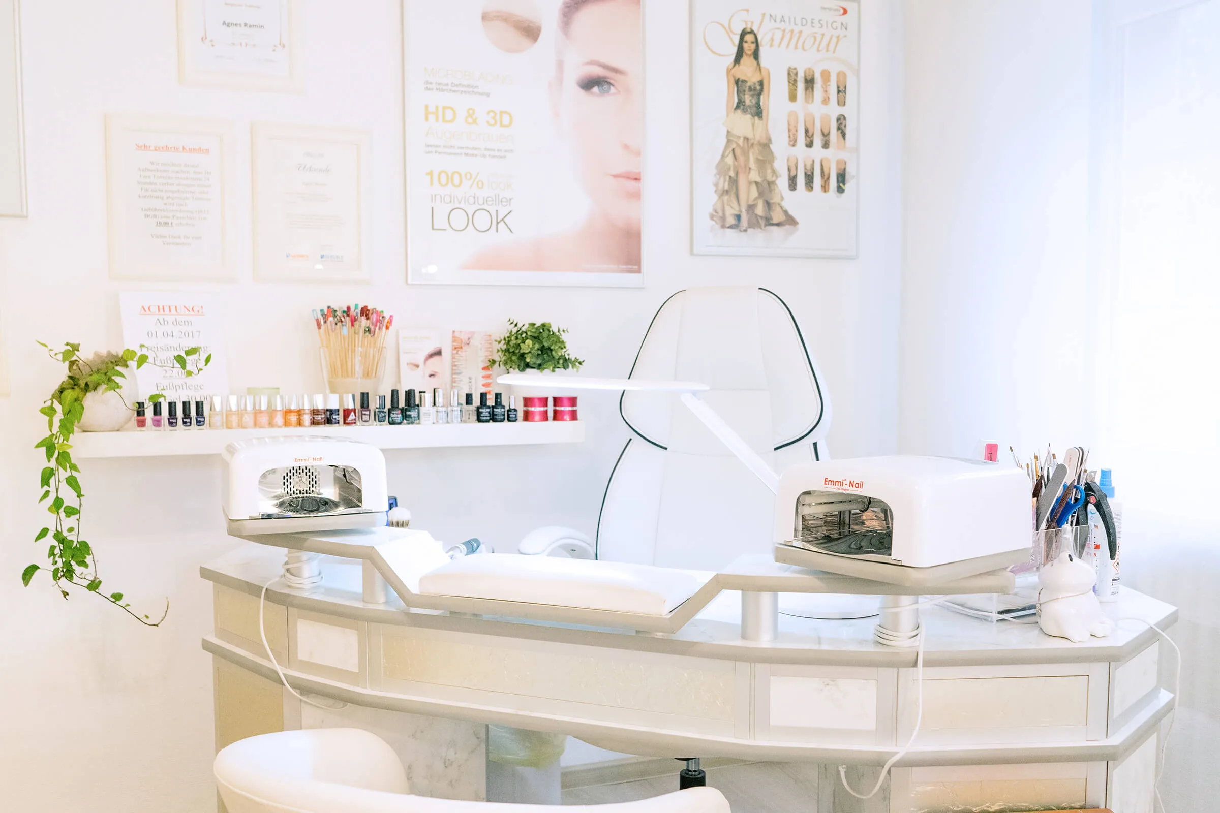 Nageldesign-Arbeitsplatz im Artistica Kosmetikstudio Neuwied